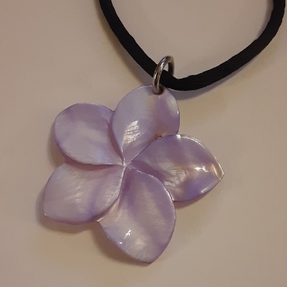 Jewelry - Elegant Carved Shell Flower Pendant Necklace